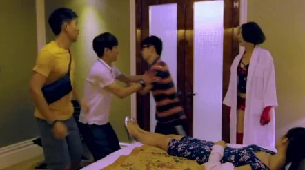 女人张开腿让男人捅，背后竟隐藏着她与闺蜜的秘密交易，让人震惊不已！