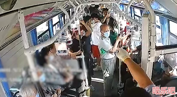 震惊！坐公交车被c两了小时张茵，乘客目击现场混乱，争议不断引发众多反响！